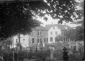 Virserums kyrkogård, i bakgrunden syns Vetlanda Ullspinneris lokaler.