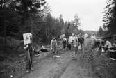 Vandring vid Mattjärn med Lindome hembygdsgille, år 1984. Kvinnan med lockigt brunt hår är Kajsa Karlsson.