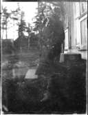 Greta, stående vid verandatrappan, vid sitt första besök i Siviken.