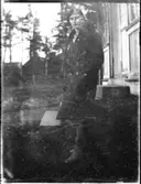 Greta, stående vid verandatrappan, vid sitt första besök i Siviken.