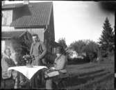Kaffe i trädgården. Mamma, Anders och jag. Troligen i aug 1931.