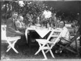 Kaffebord i trädgården med mamma, Ola, Bojan och Asta.