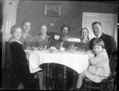 Familjen G.O Norstedt kring kaffebordet.