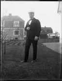 Ringvägen. Jag själv i sångarmössa. Taget utanför huset.