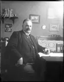 Hedåsgatan 19: Morbror Esse vid bordet.