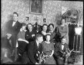 Plantagegatan. Grupp på min födelsedag, som också var Sven Svenssons. (Artur, Bojan, Anders, Nils, frkn. Fridén och Elsa J i soffan, jag, Astrid J. och Sven framför). År 1926.