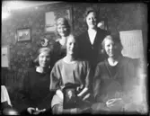 Grupp hemma på Bojans 20-årsdag: Elsa J., Lilly E., Ingeborg S. och Svea S. samt Bojan. 28 april 1924.