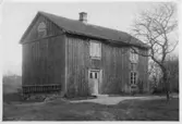 Troligen Brålandas äldsta byggnad, över 100 år. Förr i tiden använd till prästboställe. Huset ägdes 1941 av B.J, men rivning är påtänkt då brandmurarna utdömts. Fotot insänt av K. Axberg 21/5 1941.