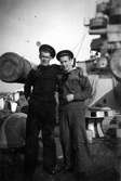 två sjömän ombord pansarskeppet Sverige.
Mannen till höger är Gunnar Dahlin.