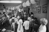 Skolavslutning på Hällesåkersskolan i Lindome, år 1984.

För mer information om bilden se under tilläggsinformation.