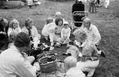 Midsommarfirande på Börjesgården i Hällesåker, år 1984.

För mer information om bilden se under tilläggsinformation.