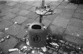 Trasig soptunna i Mölndals centrum, år 1984. 