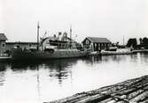 Hamnbild från Nyköping omkr 1910. Vid kajen ligger passagerarfartygen s/s Södermanland och s/s Victoria.
Se foto Fo41410 & 41411A.