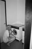Kvinna som tvättar på Torrekulla turiststation i Kållered, år 1984.
Fotografi taget av Harry Moum, HUM, Mölndals-Posten.
