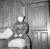 Pojke som sitter på en bock - kanske i en gymnastiksal
