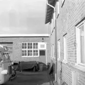 Bakgård med tegelbyggnader