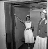 Sjukhuspersonal fast i hiss