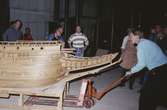 Vasa-modellen i skala 1:10 flyttas in i Vasamuseet. I bakgrunden bl.a. Carl-Gunnar Olsson och Stefan Bruhn.