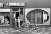 Hagabäcksleden 9 i Kållereds centrum, år 1984.

Fotografi taget av Harry Moum, HUM, Mölndals-Posten.