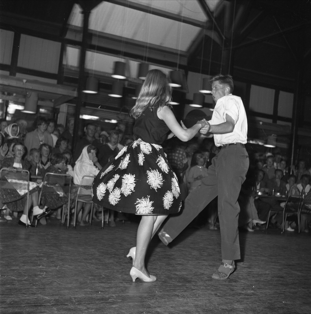 BÅSEN UNGDOMSRESTAURANT I HAMAR PARK, ROCKEKONKURRANSE, UKJENT PAR DANSER ROCK. HISTORIEN OM RESTAURANT BÅSEN SE BOKA HAMAR PARK 125 ÅR AV RAGNAR ØDEGAARD S. 84-92. UTGITT 2004. 