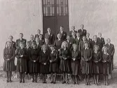 Pastor Edvin Elmkvist med komfirmander på en trappa utanför Rolfstorps kyrka 1944.  Ungdomarna från vänster, längst fram: Lilian Johansson, Elvy Andersson, Inga Svensson, Märta Johansson, Inga Svensson, Else Johansson, Karin Andersson. 2:a raden: Bertil Johansson, Bror Andersson, Sivert Johansson, Paul Andersson, Fritz Karlsson, Gustav Lind, Robert Johansson, Rune Johansson. 3:e raden: Stig Johansson, Lennart Albrektsson, Evert Johansson.