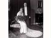 Brudparet Liedholm, 1933. Bruden i lång klänning och slöja. Brudgumen bär frack.