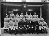 Personalgrupp. Reservbrandkåren i Varberg år 1938. Översta raden från vänster: Torsten Sandberg, Hendberg, Anders Eliasson, Kalle Gunnarsson, Sven Eliasson, Torsten Lindblom. Mittersta raden från vänster: Birger Wahlberg, Gösta Hammarqvist, Gunnar Dahlin, Larsson, Fritz Svensson, Bertil Rydberg, Gustav Halling, Ebbe Svensson, Isberg. Främsta raden från vänster: Allan Pettersson, Erik Lindblom, förman Sten Andersson, brandchef Reinhold Bengtsson, vice brandchef Hjalmar Sandström, förman Larsson, Harry Carlsson, John Edin. Brandstationen låg utmed Engelbrektsgatan, bredvid Teatern.