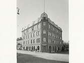 Byggnaden låg i hörnet Östra Långgatan-Kyrkogatan. Aron Svenssons hus. 1925.