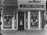 AB Svenska smöraffären. Butiken låg utmed Östra långgatan i kvarteret Hattmakaren. 1920-tal.