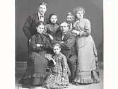 Familjebild. Medlemmar ur familjen Ranch. Stående från vänster: Carl Ranch, Hulda Ranch (gift Lindh), Wilhelm Ranch, Agnes Bergqvist gift Ranch). Sittande: Mathilda Ranch, Wilhelm Ranch (fadern), Wahlborg  Ranch.