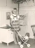 Flicka med dockvagn, 1959
