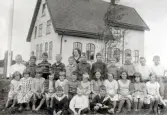 Lärare och elever framför Mosjö kyrkskola, hösten 1931