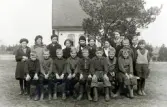 Lärare och elever på gården till på Mosjö kyrkskola, 1931