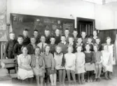 Lärare och elever inne i Mosjö kyrkskola, vårterminen 1932