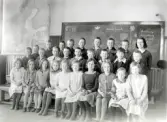Lärare och elever framför svarta tavlan i Mosjö kyrkskola, 1932