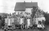 Elever framför Mosjö kyrkskola, höstterminen 1933