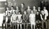 Elever framför svarta tavlan i Mosjö kyrkskola, 1936-1939