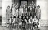 Elever på trappan till Mosjö kyrkskola, 1937-1938