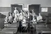 Lärarinna med elever i Mosjö kyrkskola, 1941-08-14