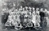 Elever i gräset utanför Mosjö kyrkskola, 1942