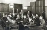 Elever i sina bänkar i Mosjö kyrkskola, 1942-04-28