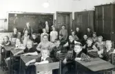 Elever i sina skolbänkar i Mosjö kyrkskola, 1942-04-28