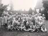Elever i gröngräset vid Mosjö kyrkskola, 1945