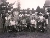 Fröken Andersson med elever vid Mosjö kyrkskola, 1945