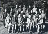 Lärare och elever på Mosjö kyrkskola, 1945