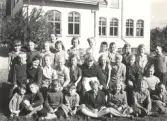Lärare och elever i Mosjö Kyrkskola, hösten 1954