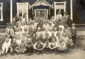 Skolklass framför entén till Alltorps skola, 1920-tal