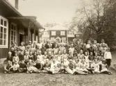 Flera skolklasser utanför Alltorps skola, 1930-tal