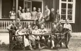 Skolklass på veranda och i utemöbler vid Alltorps skola, 1920-tal