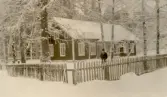 Skolhus och gård med snö vid Alltorps skola, 1920-tal